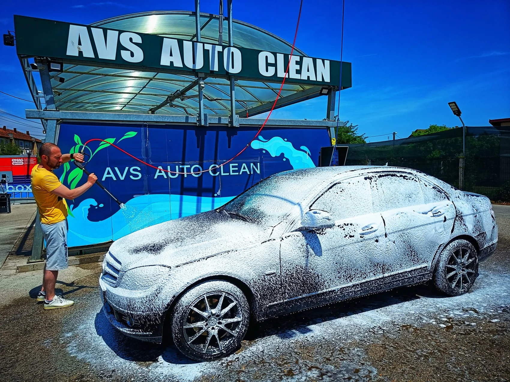 Autoturism acoperit cu spumă la AVS Auto Clean